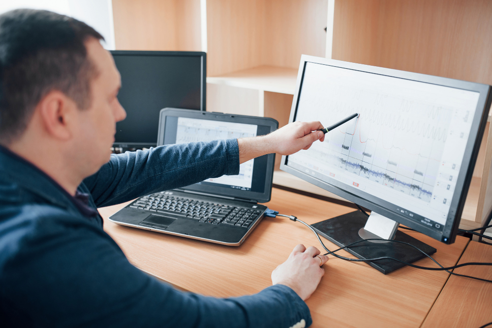 Ato Conjunto RFB/CGIBS 1/2025: profissional revisando documentos fiscais eletrônicos em um notebook com referência a IBS e CBS.