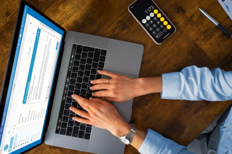 DeRE: profissional analisando tela de computador com dados.