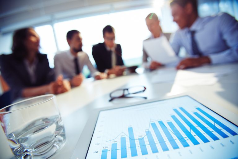 Benefícios fiscais de ICMS na Reforma Tributária: reunião de executivos ao fundo desfocado, e gráfico em destaque.